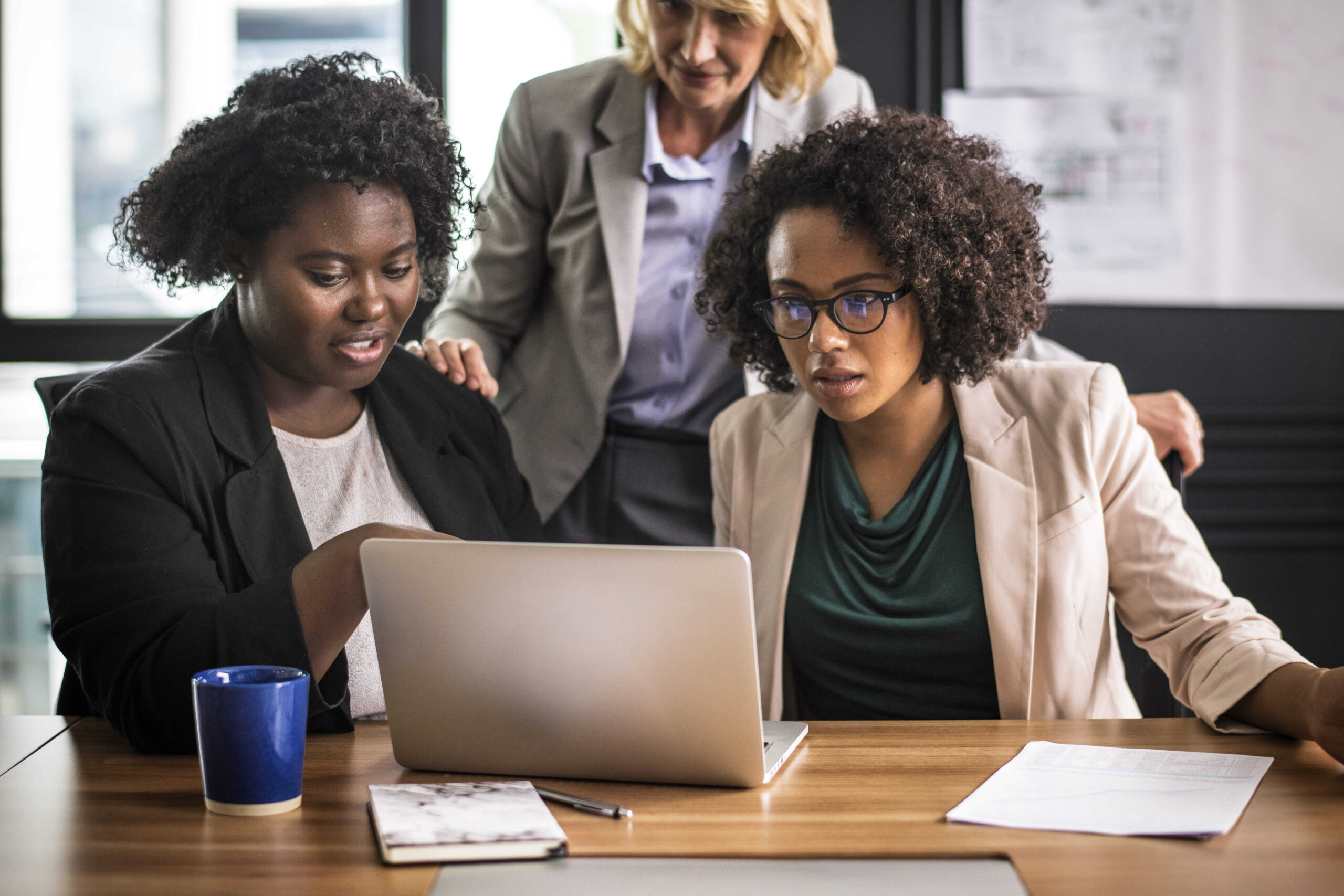businesswomen-working-laptop